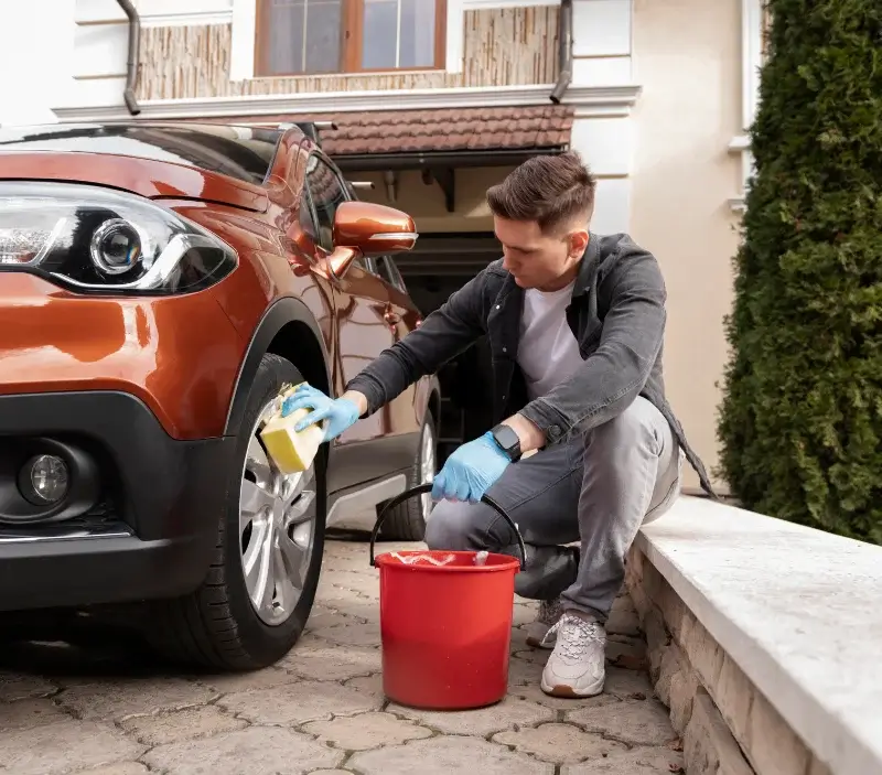 Lavage auto à domicile Guengat : professionnel intervenant sur un véhicule